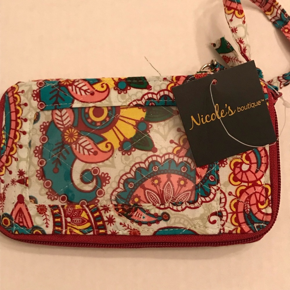 Gorgeous Nicole’s boutique quilted wristlet ❤️ - Picture 5 of 8